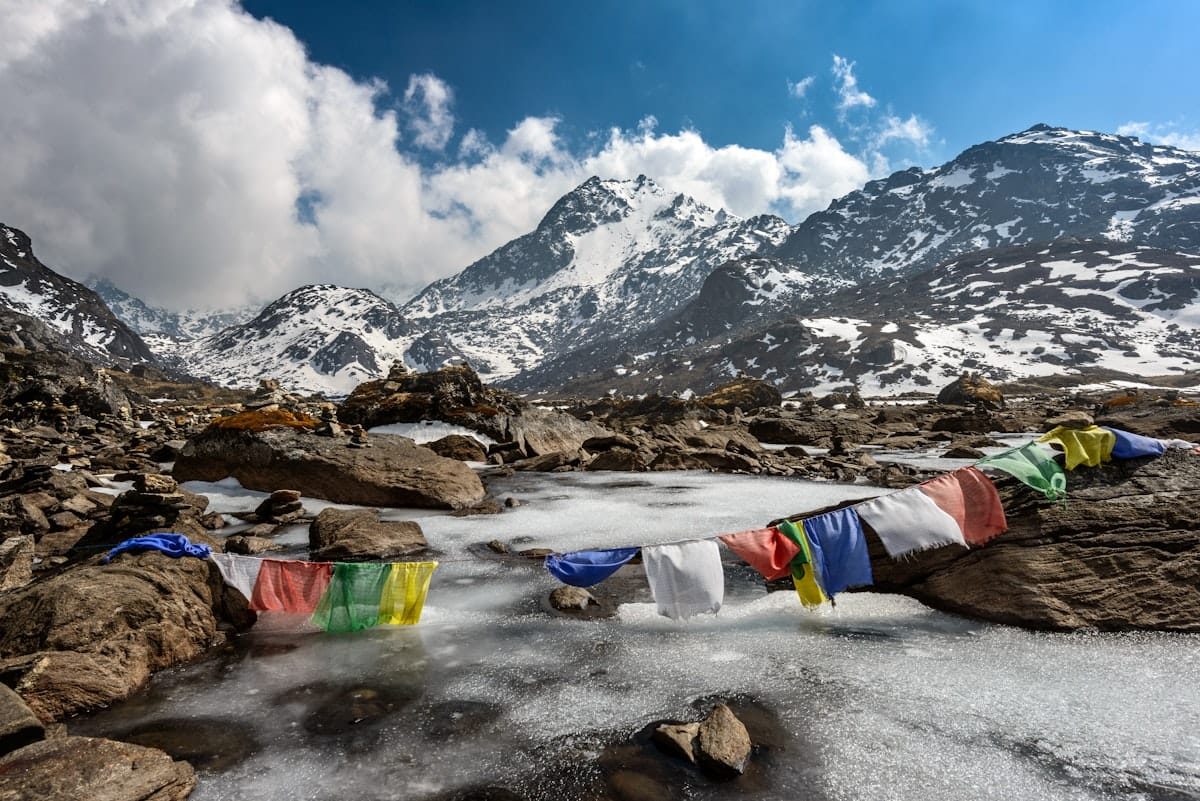 Trekker in avvicinamento al campo base del K2 lungo il ghiacciaio Baltoro, Pakistan