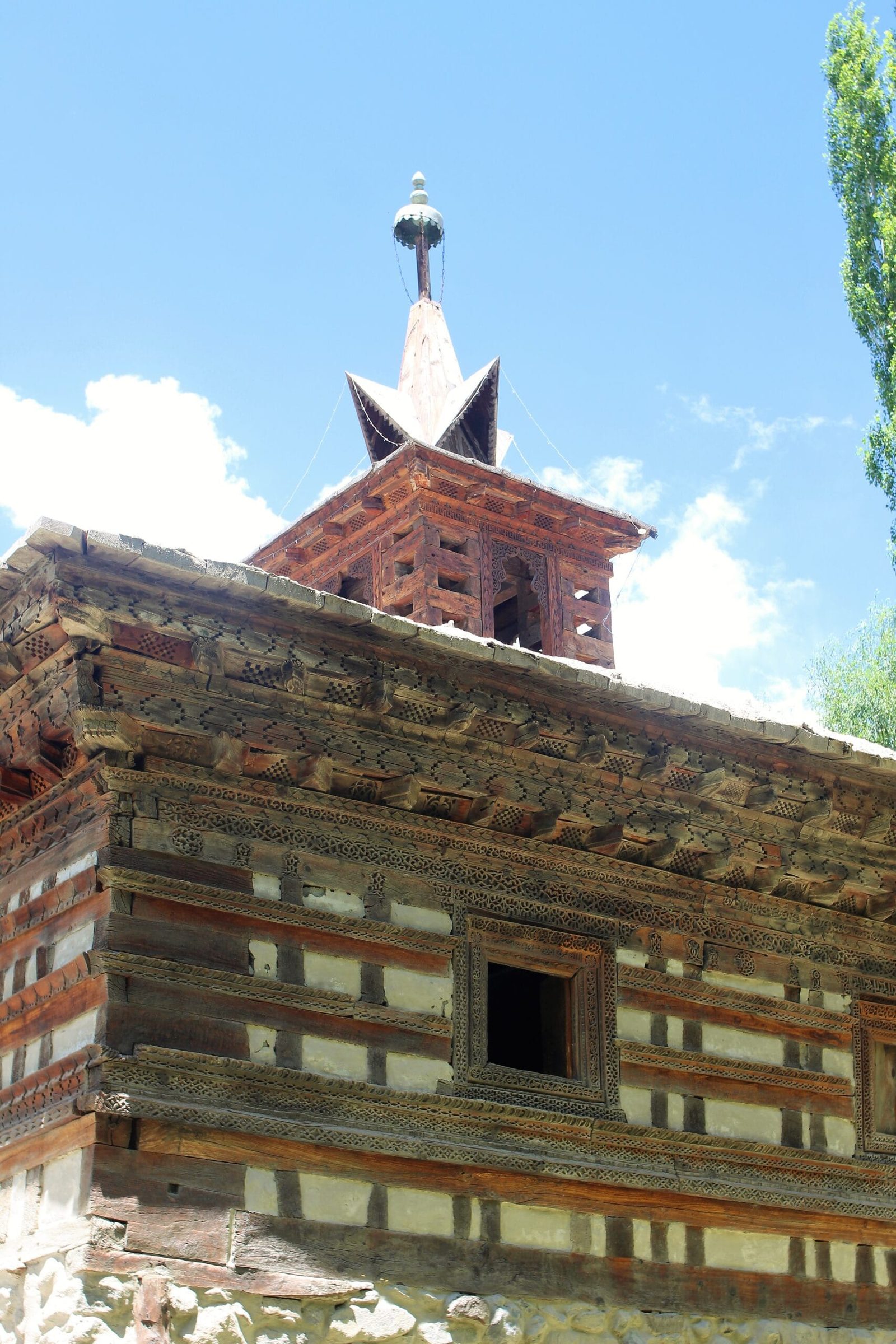 La storica Moschea di Amburiq in legno a Shigar, una delle più antiche moschee del Baltistan