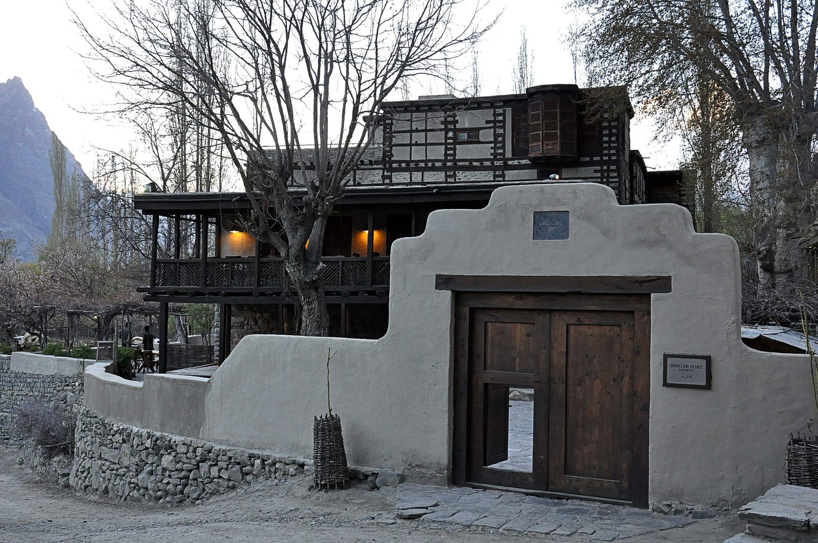 Facciata in pietra e legno del restaurato Forte di Shigar nella Valle di Shigar