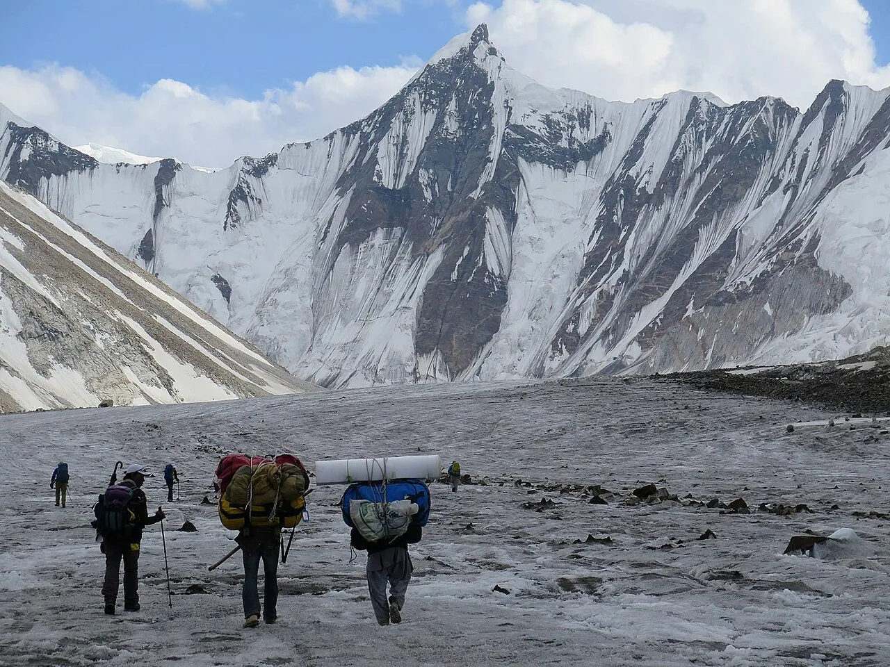 Trekker auf dem Gletscher beim Zustieg zum Ali Camp, dem Hochlager unter der Gondogoro-La-Überquerung