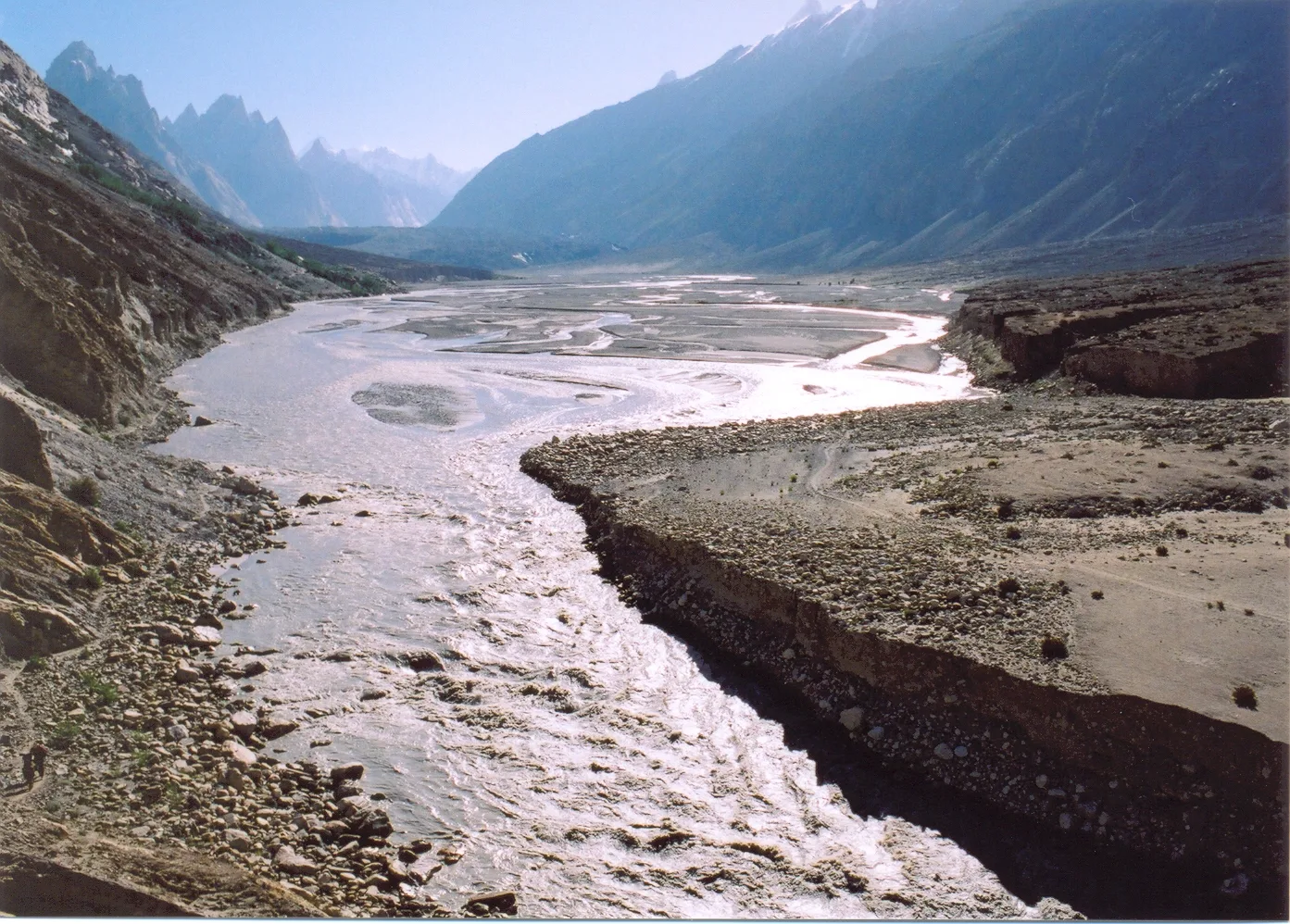 Das verzweigte Tal des Braldu-Flusses auf dem Trekking-Zustieg von Askole zum Baltoro-Gletscher