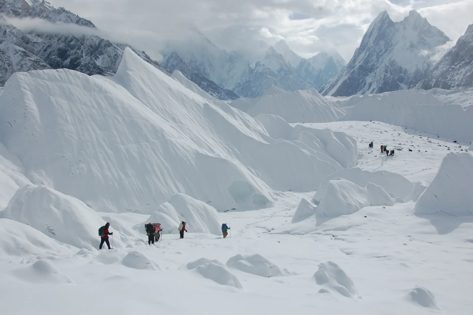 Mitre Peak erhebt sich über dem Baltoro-Gletscher nahe Concordia auf der K2-Trekkingroute