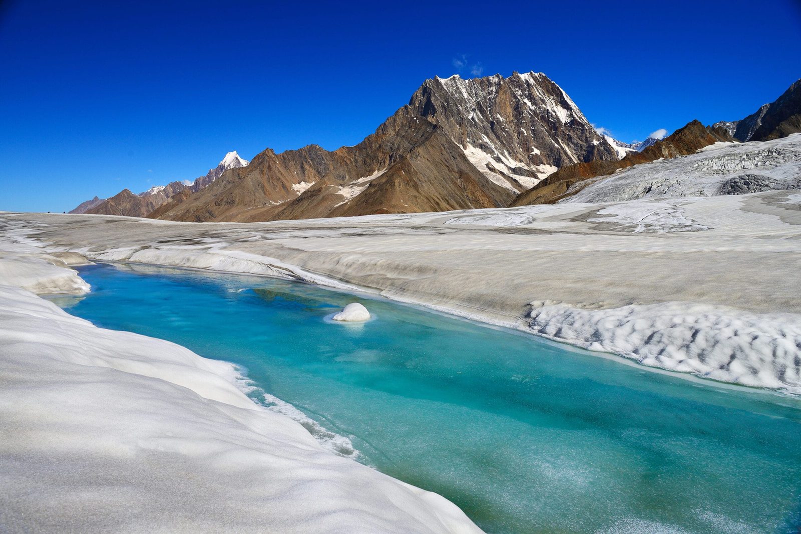 Torrente di acqua di fusione sul ghiacciaio Hispar
