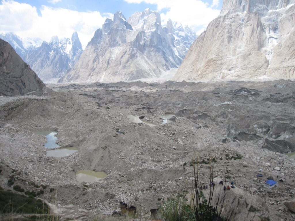 Blick vom Lagerplatz Urdukas über den Baltoro-Gletscher auf die Gipfel des Karakorum