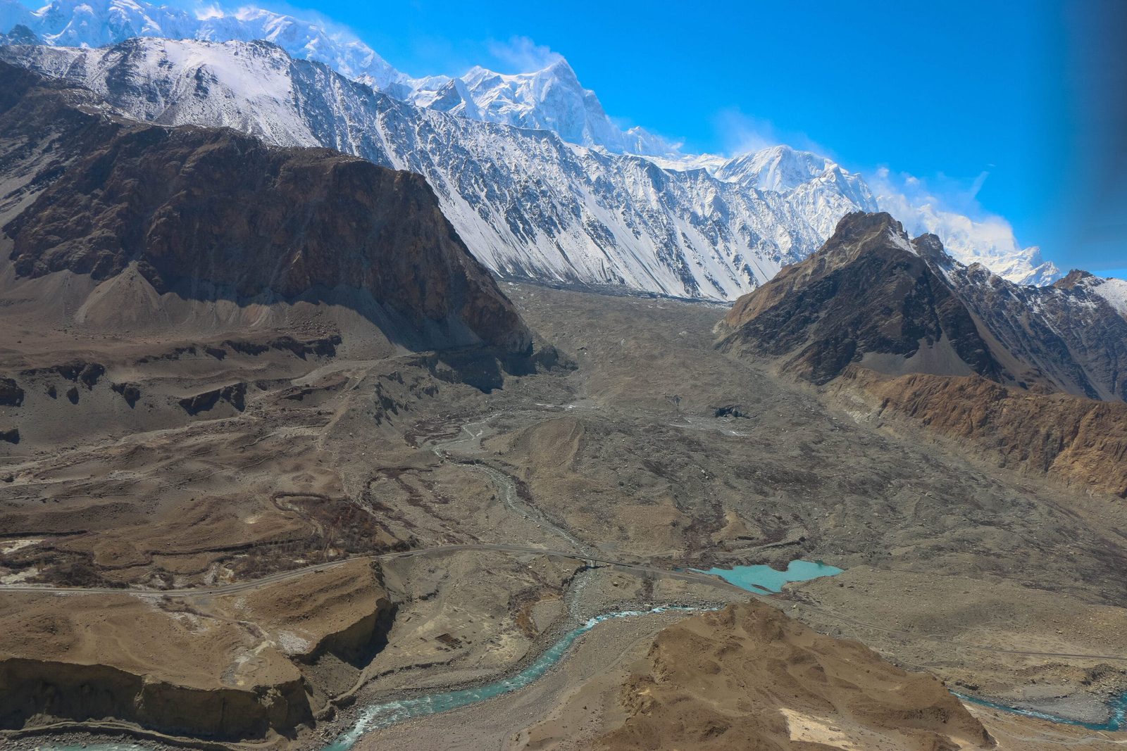 Die Zunge des Batura-Gletschers überragt den Karakorum Highway bei Passu