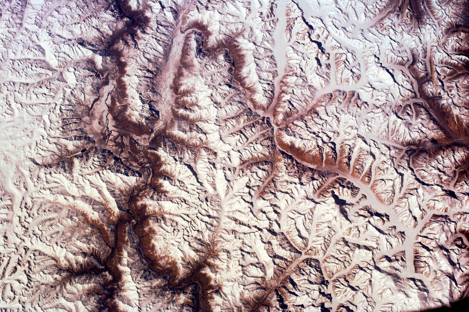 Weites ISS-Satellitenbild des zentralen Karakorum-Gebirges in Gilgit-Baltistan, Pakistan
