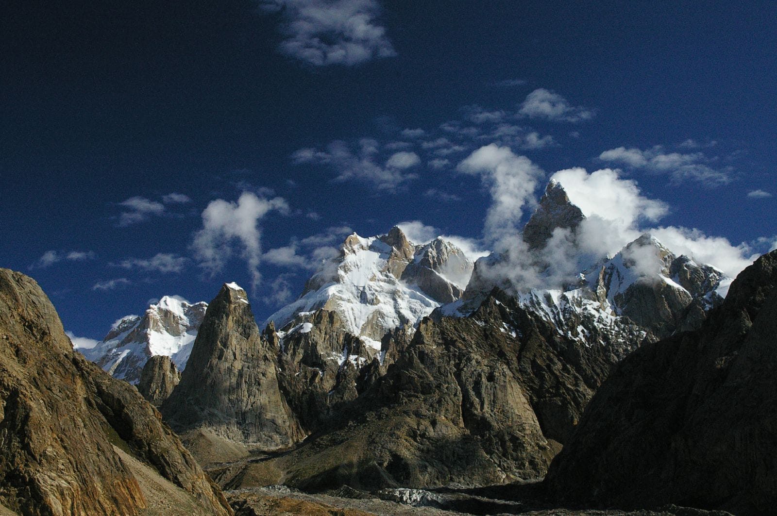 Der Ogre (Baintha Brakk) und der Ogre's Thumb, Granittürme neben der Latok-Gruppe, Karakorum