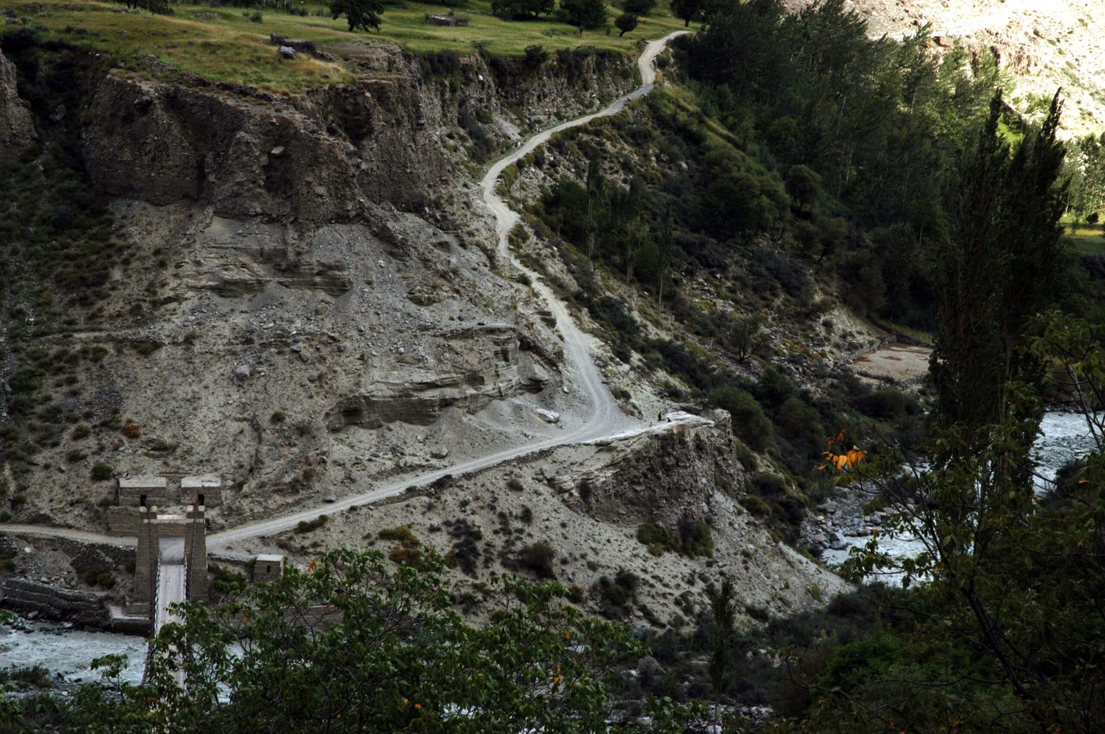 Un ponte sospeso sul fiume Bagrot al villaggio di Hopay, Gilgit-Baltistan