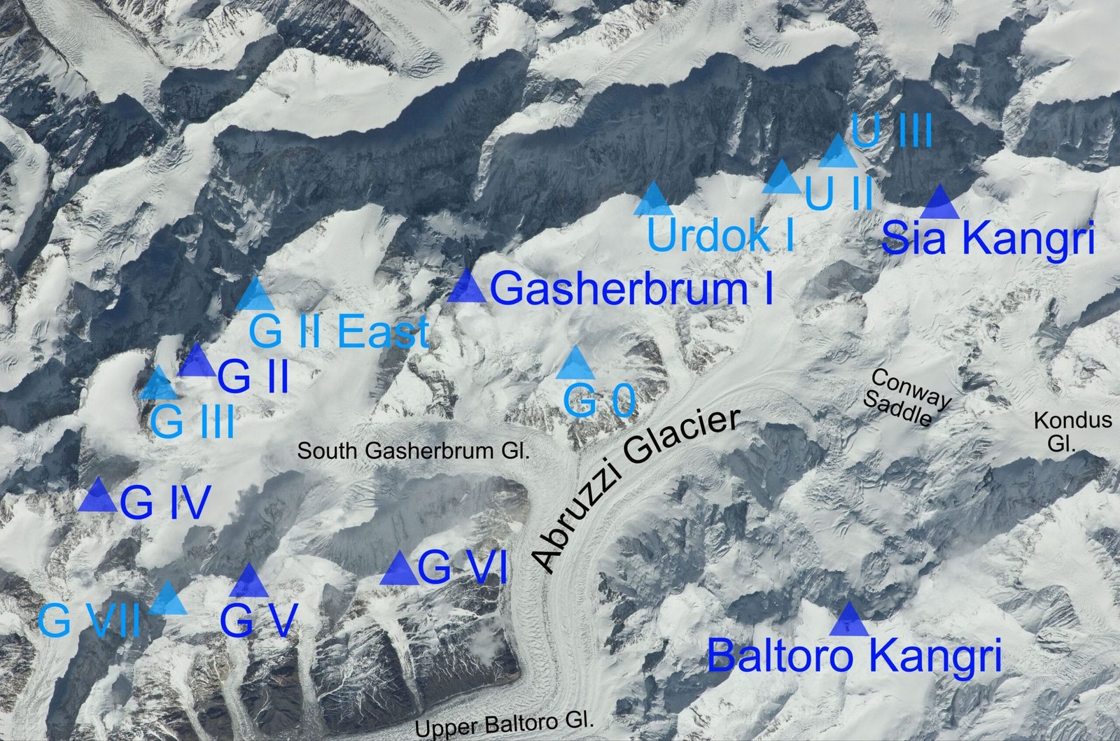 Immagine satellitare annotata del gruppo del Gasherbrum con Sia Kangri e Baltoro Kangri all'estremità del ghiacciaio Baltoro