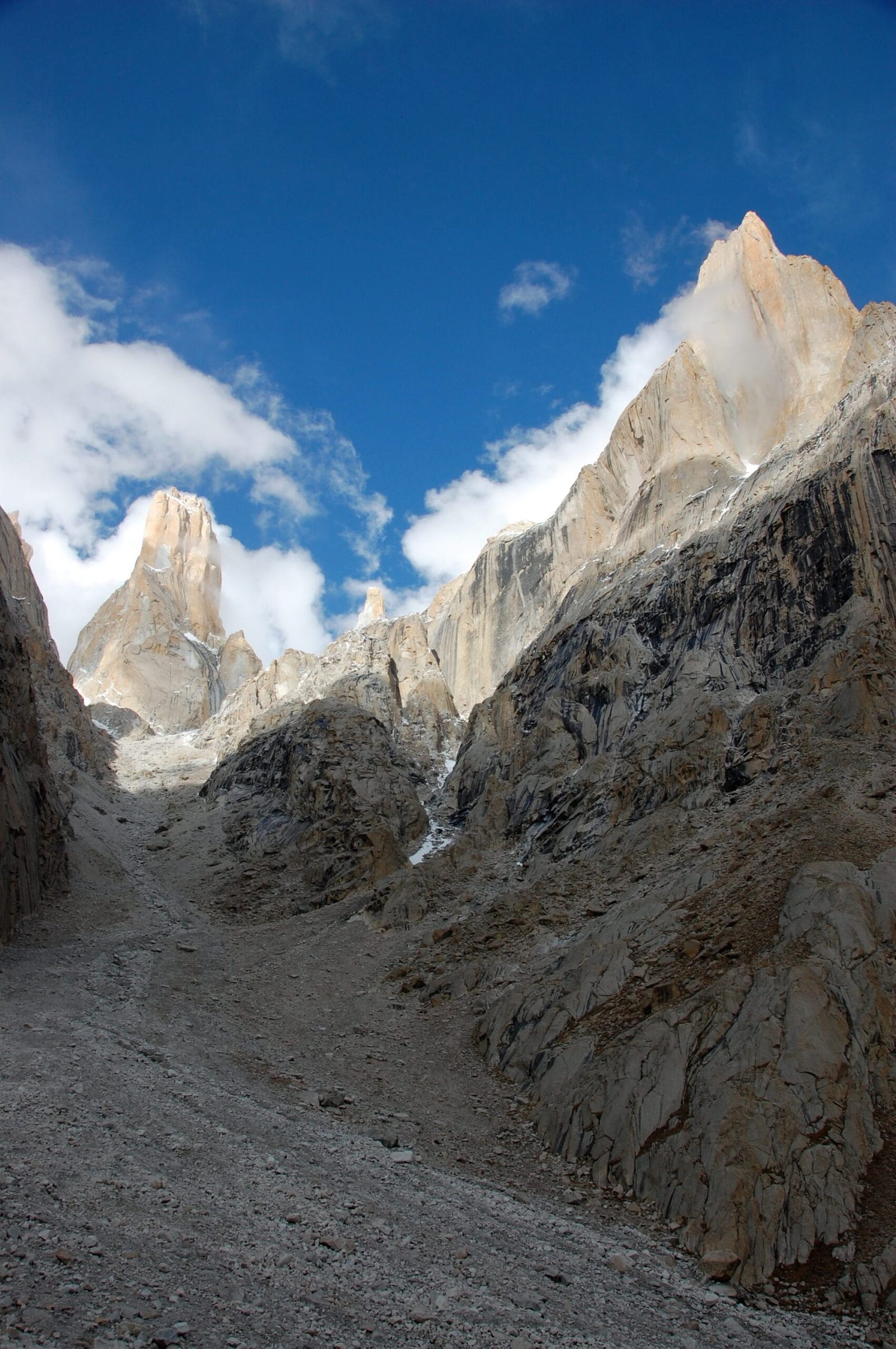 Great Trango Tower e Nameless Tower, pareti di granito nel Baltoro Muztagh