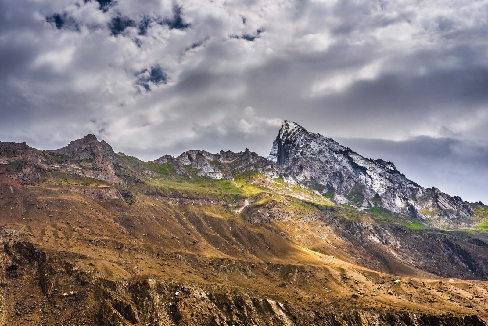 La valle di Hushe nel distretto di Ghanche, l’accesso stradale al ghiacciaio Charakusa e al K6