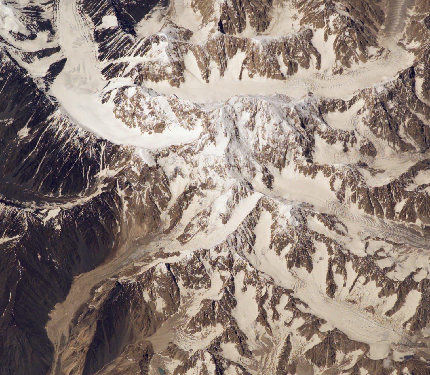 Satellitenaufnahme des Tirich Mir mit dem unteren Tirich-Gletscher und dem Nord-Barum-Gletscher