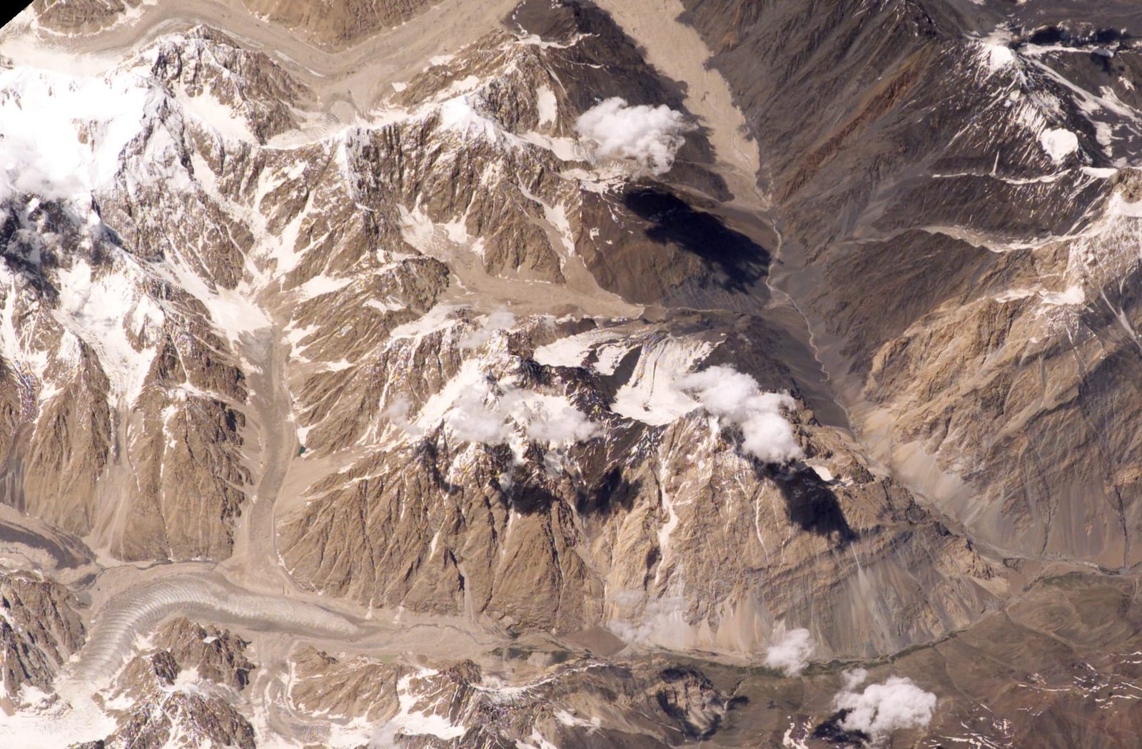 Vista satellitare del ghiacciaio Tirich e dell'Istor-o-Nal a Chitral, Pakistan