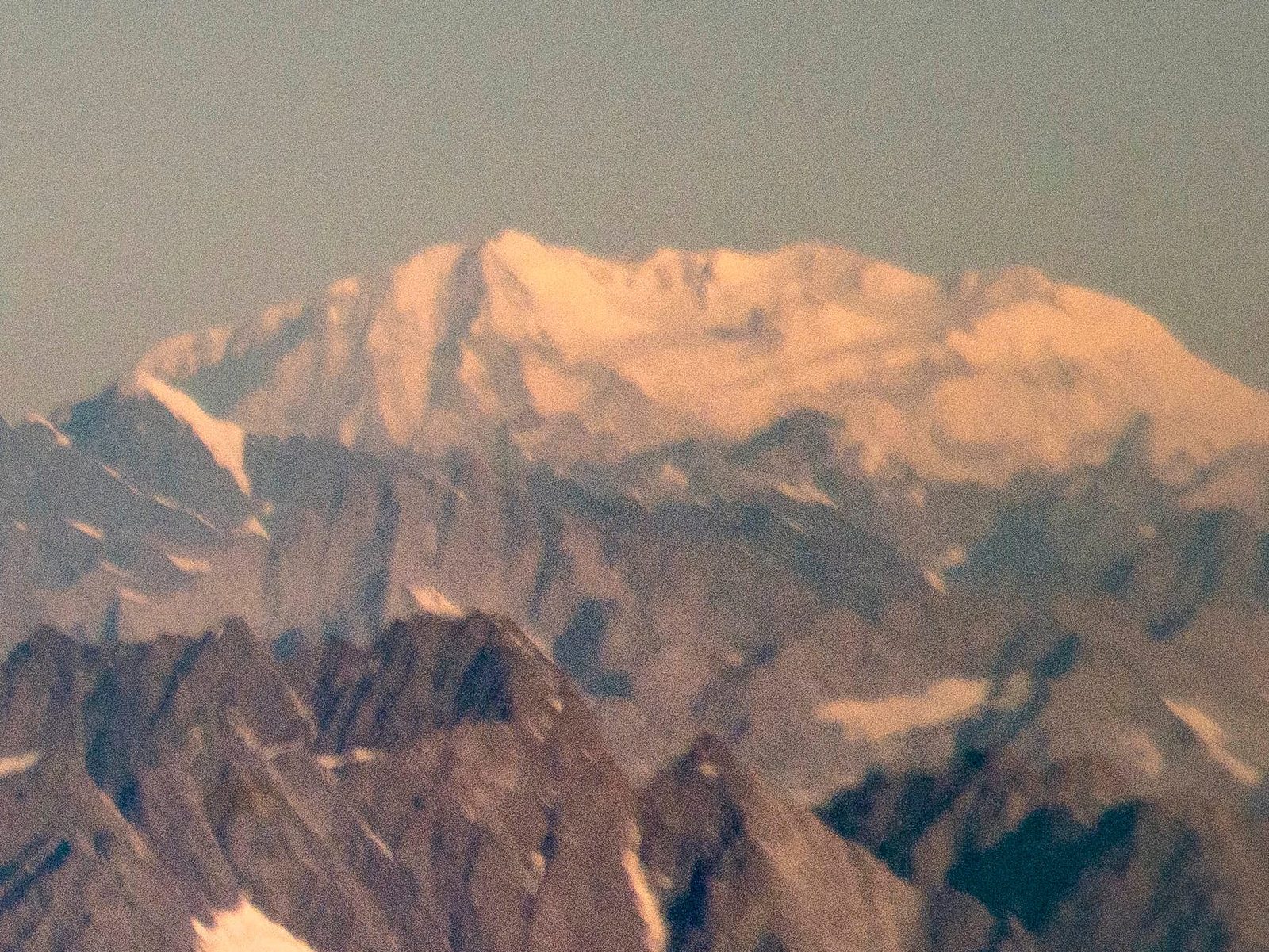 Veduta aerea di Falaksar, Tirich Mir e Istor-o-Nal nell'Hindu Kush