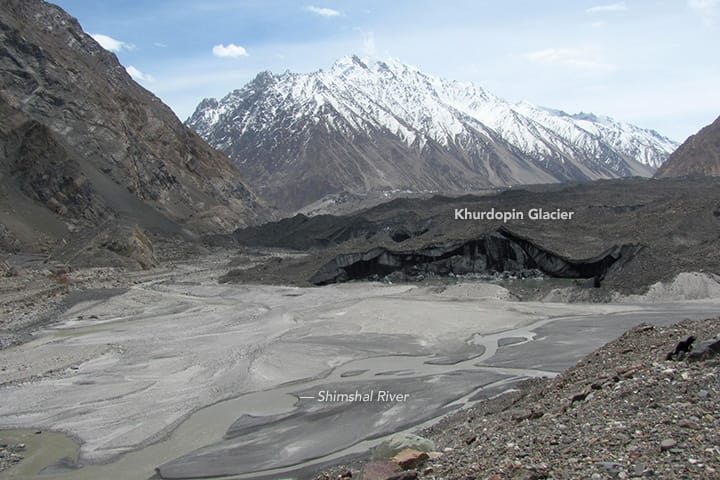 Fronte coperta di detriti del ghiacciaio Khurdopin in surge che sbarra il fiume Shimshal nel 2017