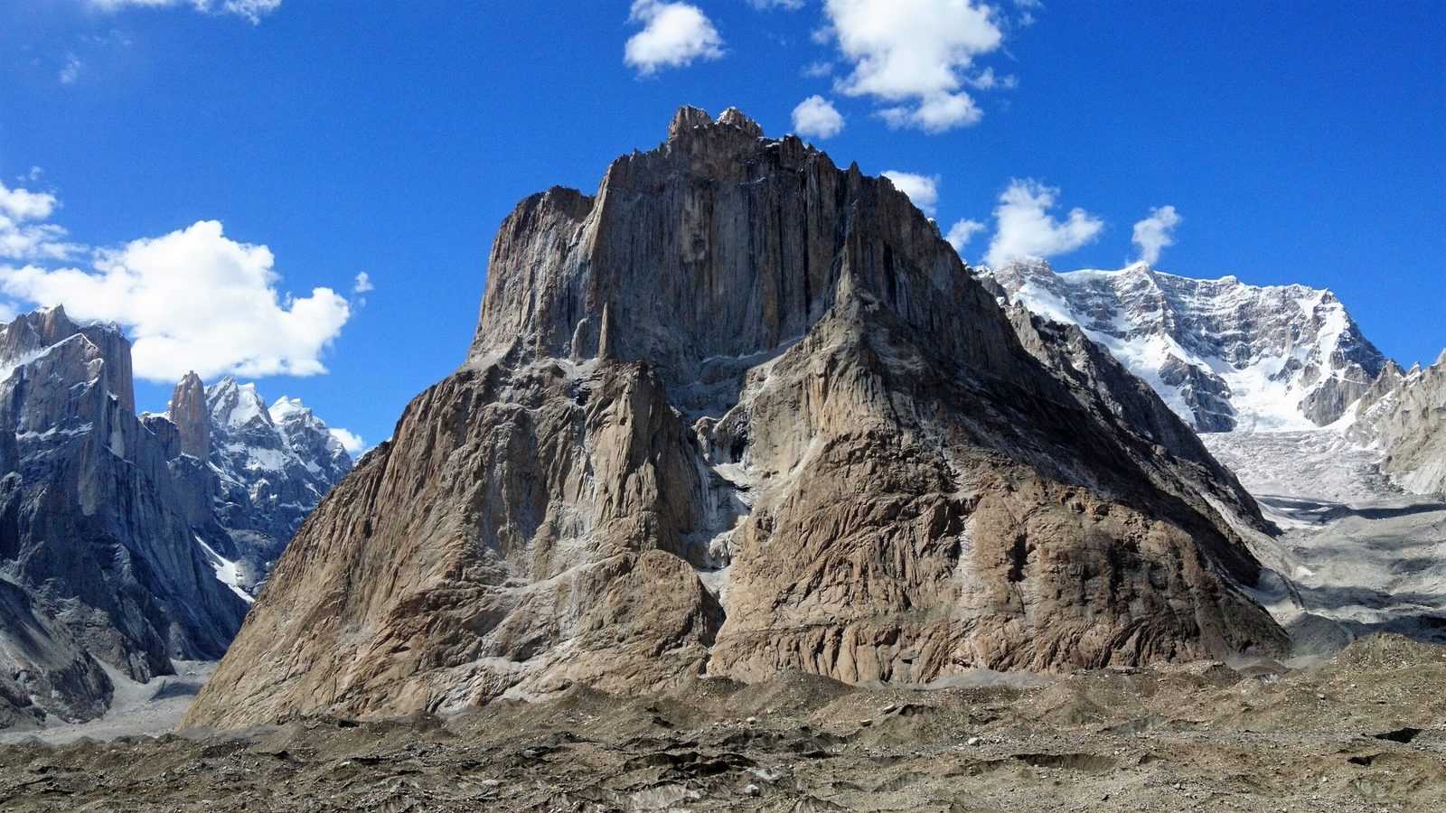 Le guglie rocciose della Cathedral viste da Urdukas sopra il Ghiacciaio Baltoro, Karakorum