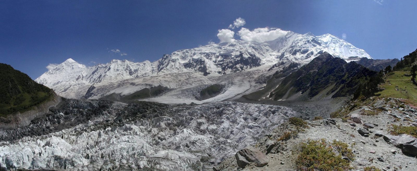 Panorama con Rakaposhi e Diran sopra la valle di Minapin
