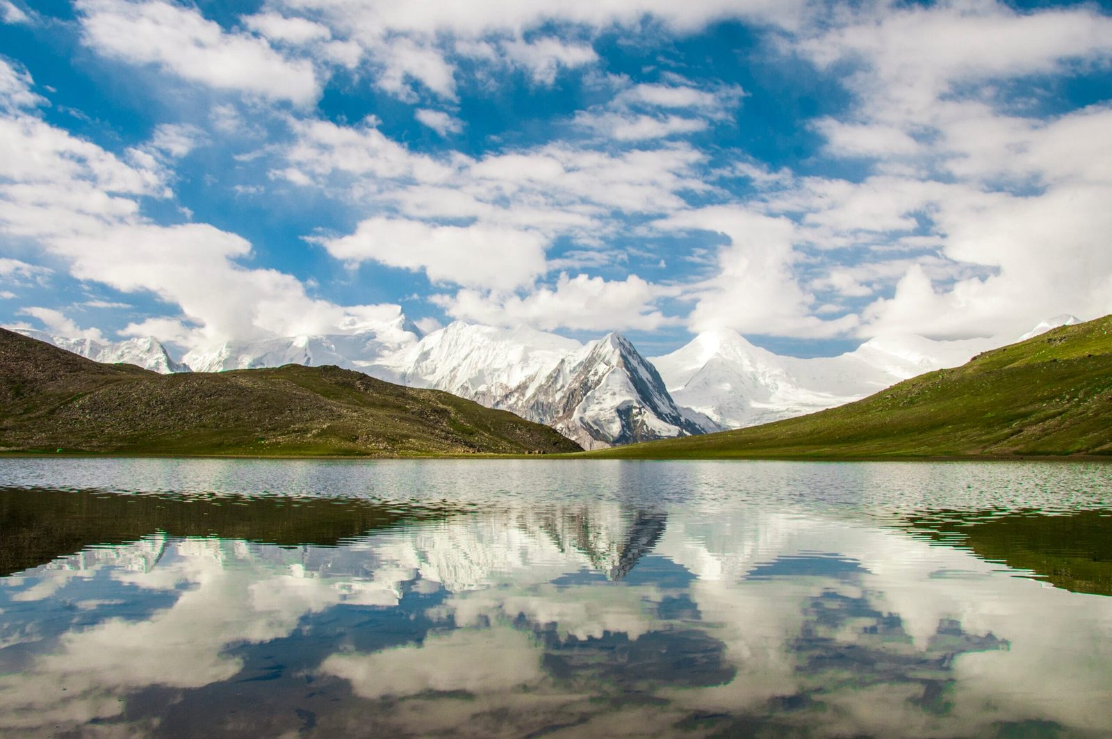 Il Rush Lake a 4.694 metri a Nagar con il Miar Peak sullo sfondo