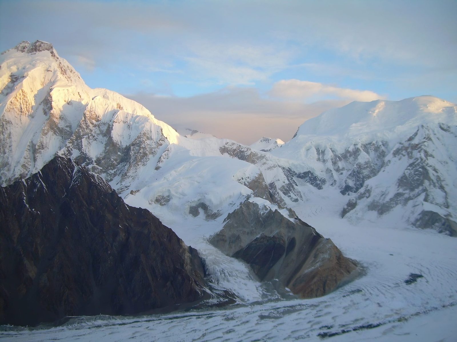 Versanti sud del Baltoro Kangri a sinistra e del Sia Kangri a destra, uniti dal Passo Conway