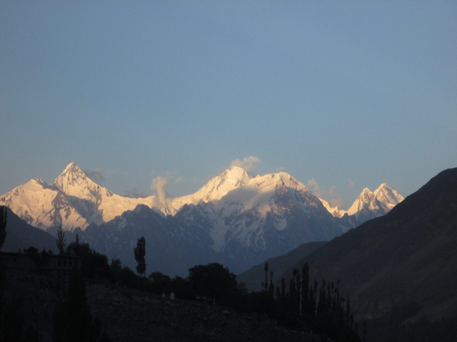 La skyline dell'Hispar Muztagh con Lupghar Sar, Momhil Sar e Trivor dalla Karakoram Highway