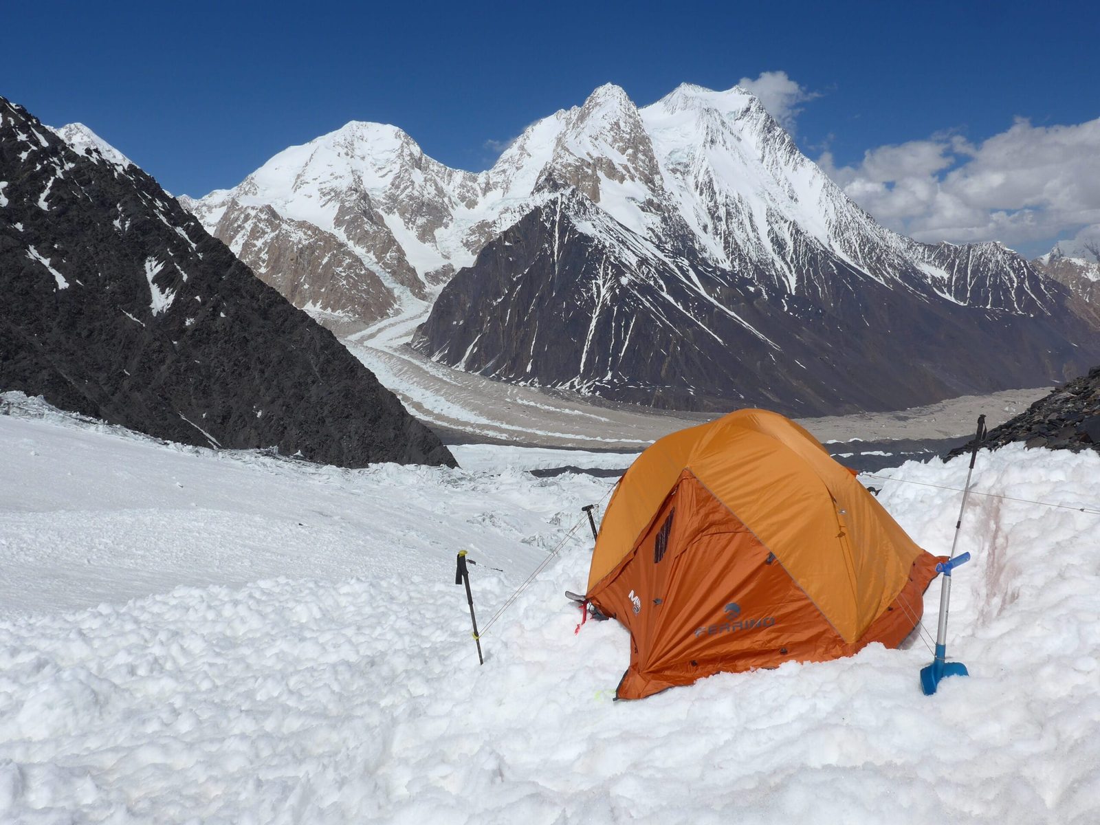Tende sull'alto ghiacciaio Tirich sotto il Tirich Mir, Chitral