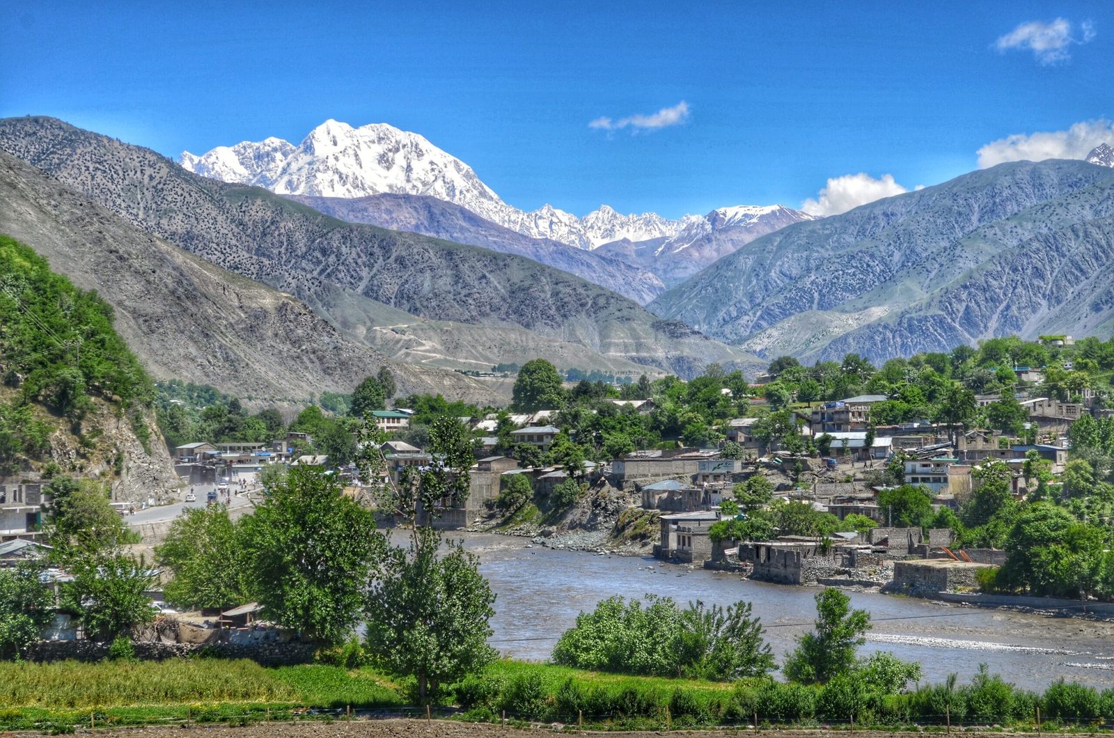Die Stadt Chitral in Pakistan mit dem Tirich Mir am Horizont dahinter