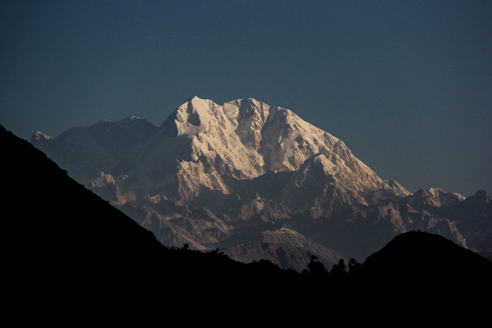 Der Tirich Mir über dem Chitral-Tal im Norden Pakistans