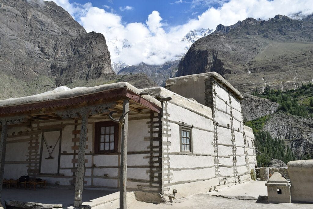 Die Burg Baltit unter dem Ultar Sar in Karimabad, Sitz der Mirs des Hunza-Volks bis 1945. Foto: Shaukatjaveed, CC BY-SA 4.0, via Wikimedia Commons.