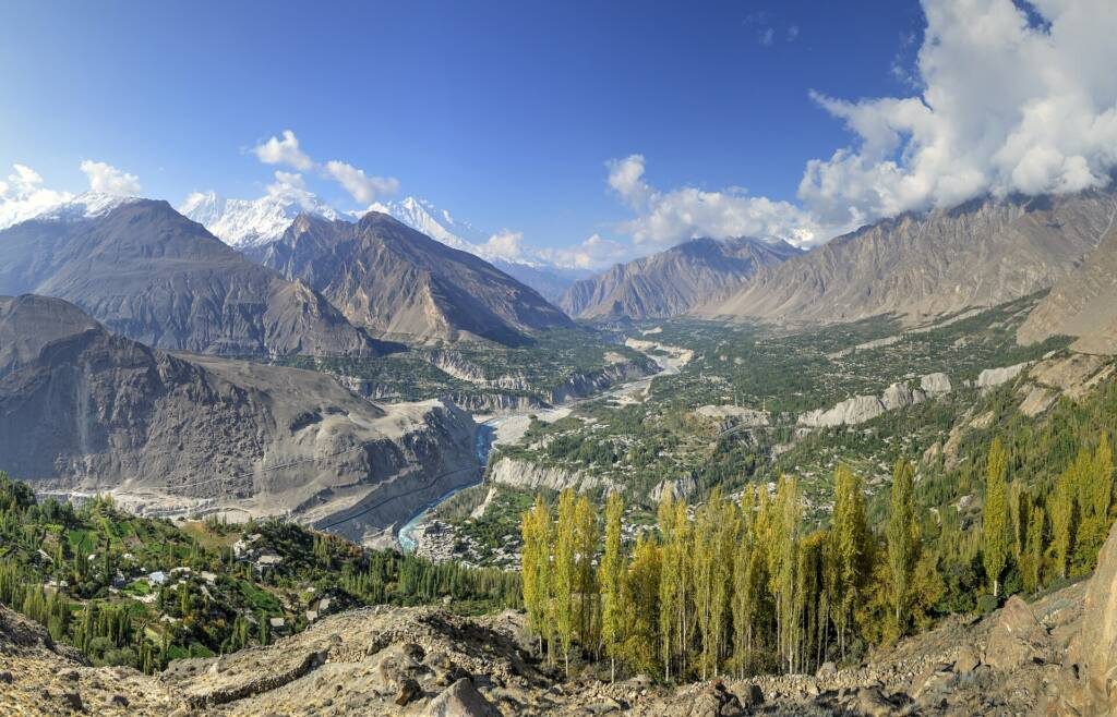 La valle del popolo degli Hunza dal Nido dell'Aquila: i frutteti terrazzati che hanno plasmato una vita famosamente sana
