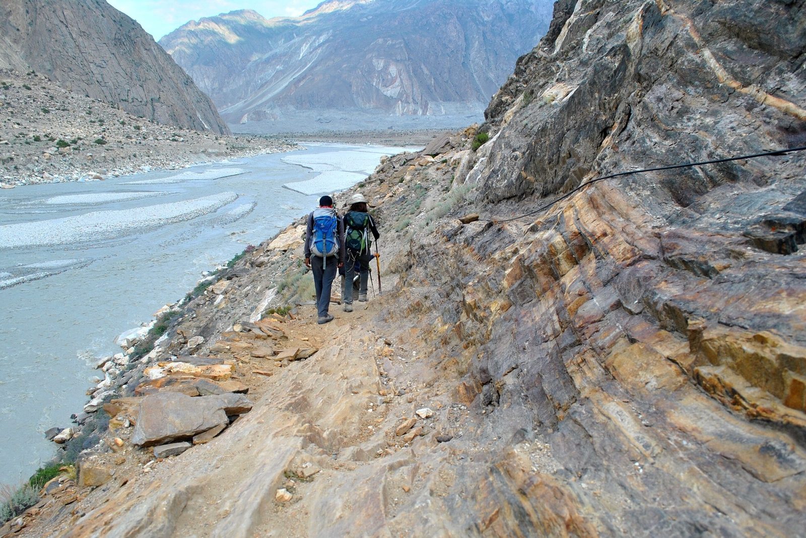 Trekkingpfad durch das trockene Braldu-Tal zwischen dem Lagerplatz Jhola und Askole
