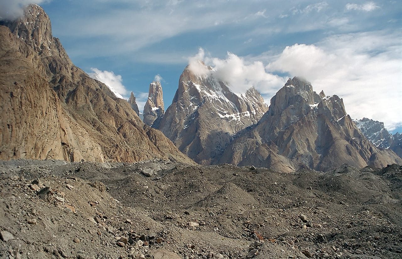 Il gruppo del Trango, torri di granito sopra il ghiacciaio Baltoro nel Karakorum centrale